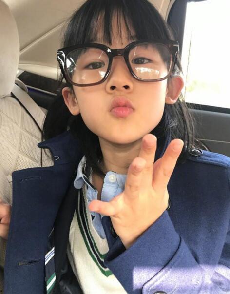 娱乐吃瓜酱近视眼